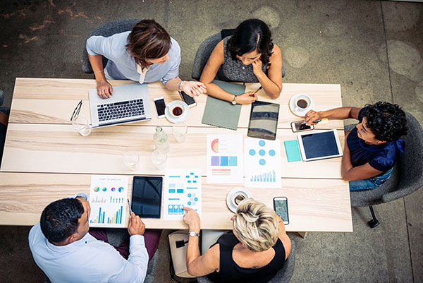agence communication personnes tables travail